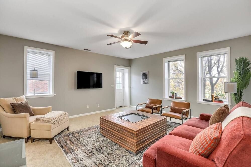 Stylish Heritage Apartment with an Outdoor Deck! - דטרויט - סלון