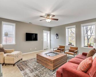 Stylish Heritage Apartment with an Outdoor Deck! - Detroit - Sala de estar