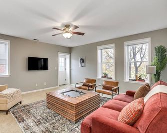 Stylish Heritage Apartment with an Outdoor Deck! - Detroit - Sala de estar