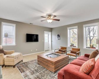 Stylish Heritage Apartment with an Outdoor Deck! - דטרויט - סלון