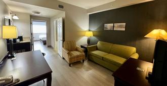 Country Inn & Suites by Radisson, Port Charlotte - Port Charlotte - Living room