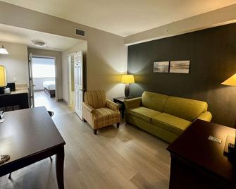 Country Inn & Suites by Radisson, Port Charlotte - Port Charlotte - Wohnzimmer