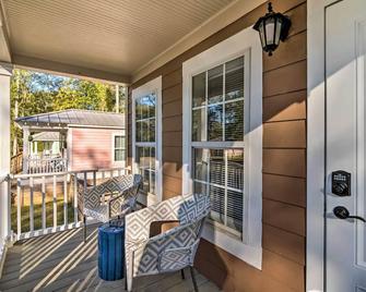 2 Mi to MSU Chic Cottage Retreat with Yard! - Starkville - Balcony