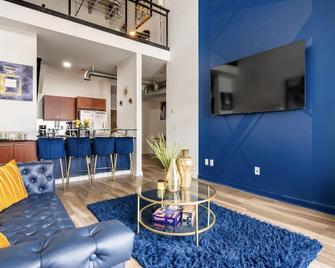 Atlantic Station Cozy Condo 2br 2ba Sleeps Up To 8 ! - Atlanta - Sala de estar