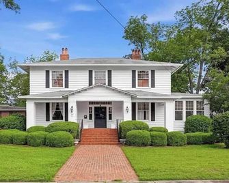 Spacious 5 bedroom house in tranquil Ashburn with AC - Ashburn - Edificio