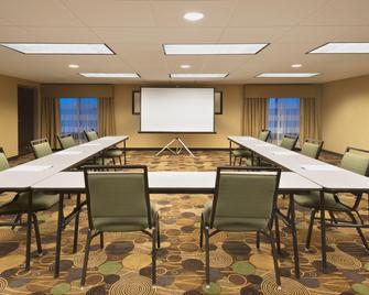 Holiday Inn Express Hotel & Suites Colby, An IHG Hotel - Colby - Meetingruimte