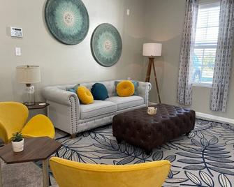 Cozy, bright 2BD w/yard, close to DT-bikes avail! - Manassas - Living room