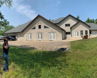 Indoor Pool, Hot tub, Sauna, Private Gated area, 5 acres. - East Saint Louis - Building