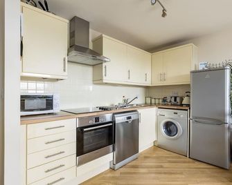 Bay Retreat- Moments from Hamworthy Park - Poole - Kitchen