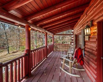 Log Cabin, Utk/Neyland, Smokies, 16acres, Fp, Hottub, Sauna, Fishing, Golf, Pets - Knoxville - Balcony