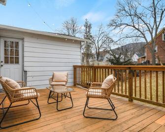 Cozy House 3 Blocks From West Pt - Highland Falls - Balcony