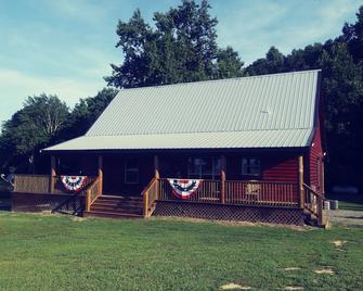 Private fishing pond with cabin and hot tub!! Perfect vacation spot. - Fort Payne - Gebäude