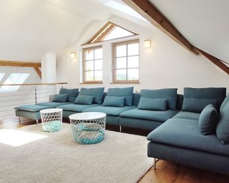 Exclusive, sunny new-build vacation apartment with the flair of a former barn - Görisried - Sala de estar
