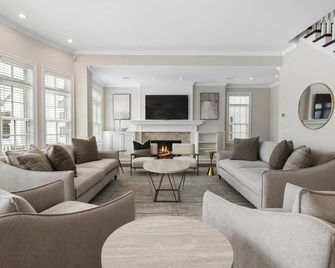 Bay Harbor Northern Charm Cottage 34 - Bay Harbor - Living room