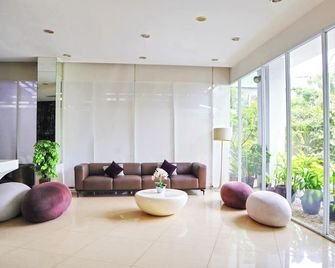 Whiz Hotel Cikini Jakarta - ג'קרטה - לובי