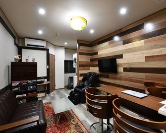 Suzumaru Hotel - Wakayama - Wohnzimmer