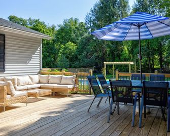 Lakeville Lodge with Private Pool – Walkable to Lake, Restaurants, & Salisbury! - Salisbury - Patio