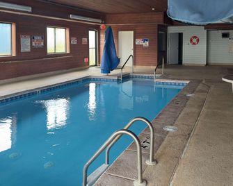 Motel 6 Waterloo - Waterloo - Piscina