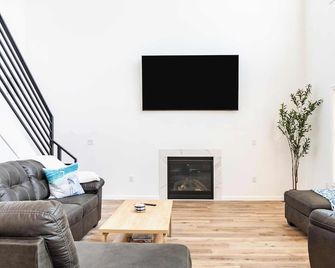 Lakeview Retreat, 6BR with Hot Tub Bliss - Brooklyn - Sala de estar