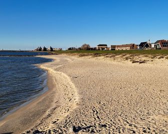 Beautiful boat villa with its own dock, 1 canoe, 2 bikes, VACATION - Stavoren - Beach
