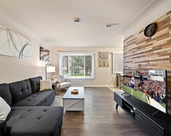 Modern Cozy 1Bedroom Apartment Shelby Township Retreat - Utica - Living room