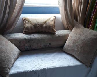 Mazle Tov. Welcome To My House An Artists Retreat And Antiques Shop. - Hastings - Living room