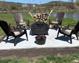 Nestled along the Mettowee River this charming 2-bedroom cabin in Whitehall - Whitehall - Patio