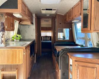Airstream Glamping - Boring - Kitchen