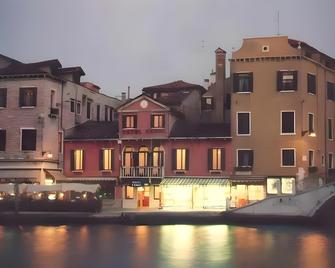 Hotel Airone - Venice - Building