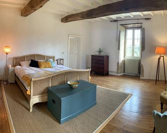 Traditional hilltop Gascon farmhouse with large pool overlooking the Pyrénées - Saint-Arailles - Bedroom