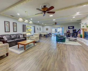 Family friendly, spacious 6-BR house w/Hot tub, Indoor Pool, Sauna on 4+ acres - Shelbyville - Lobby