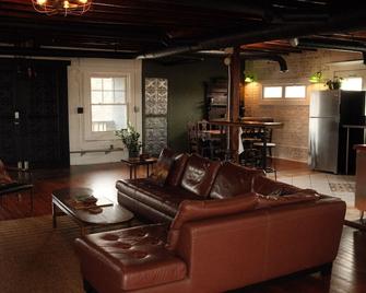 The Warehouse - by Racks & Ruin - Windsor - Sala de estar