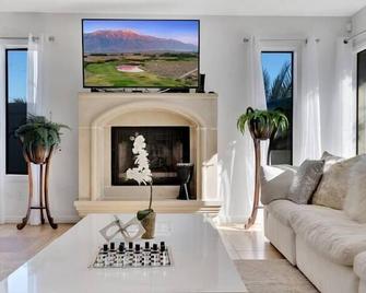 Best location, large home+pool, up to 20 ppl daytime, ping pong, +1 acre lot - Indian Wells - Sala de estar