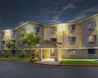 Super 8 by Wyndham Vacaville - Vacaville - Building