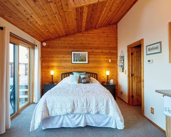 Cozy Schroeder Studio with Deck on Lake Superior - Schroeder