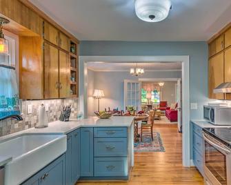 Restored Mars Hill Home on 1 Acre Walk to Town! - Mars Hill - Kitchen