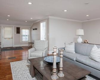 Spacious & Gracious 3 Bedrooms, 2 Full Baths Ranch Living In Central Location!!! - Andover - Living room