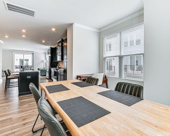 2 Mi to Uptown Charlotte: Townhome w/ Balconies! - Charlotte - Comedor