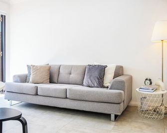Modern Stay with Parking Walk to Sydney Uni & CBD - Sydney - Living room