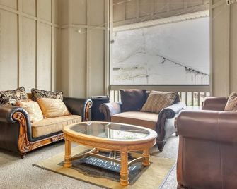 Grand Wood Suites - 1st Floor Front Side Suite 104 - Nashville - Lounge