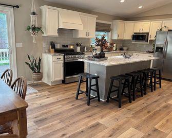 Delightful 5-bedroom house near Lake Delavan with AC, WiFi - Delavan - Kitchen