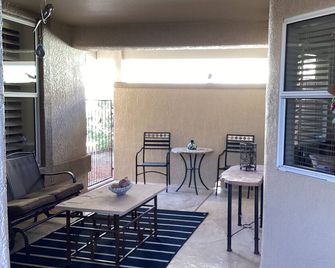 Cozy 1-bedroom large Casita in sunny Sun City West with AC. Beautiful golf view. - Sun City West