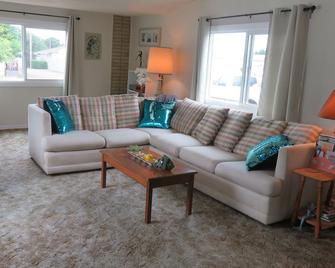 Mermaid Inn - Long Beach - Living room