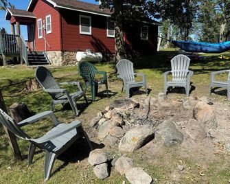 Red Cabin Retreat on Island Lake - Perfect for Fishing & Wildlife Lovers - Detroit Lakes - Innenhof