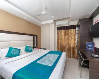 OYO Sri Guru Inn - Coimbatore - Bedroom