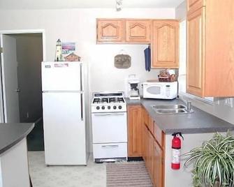 TY Collwyn Waterfront Retreat - Sooke - Cocina