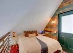 Colorful Cabin with Teepee, Fire Pits and Mtn Views! - Carbondale - Habitación