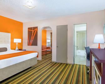 Howard Johnson by Wyndham Phoenix Airport/Downtown Area - Phoenix - Bedroom