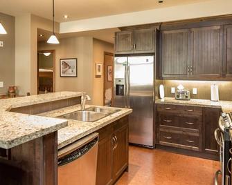 Hot tub with Mountain View, Quick Walk to Lifts! - Rossland - Kitchen