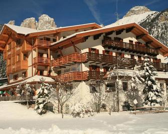 Hotel Salvan - Campitello di Fassa - Budova